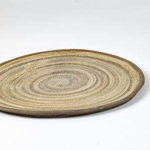 צלחת קרמיקה עגולה בגוון טבעי, עם טבעות מרוכזות במרקם עדין