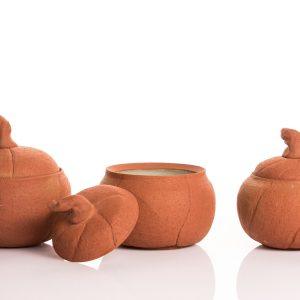 קופסת קרמיקה בעבודת יד בגוון טבעי, עם מכסה מעוצב ועדין. נוצרה בסטודיו "אפרת יוצאת מהכלים" שבמושב אודם ברמת הגולן. מתאימה לאחסון תכשיטים, סוכר, תה או כפריט עיצובי מיוחד לבית.