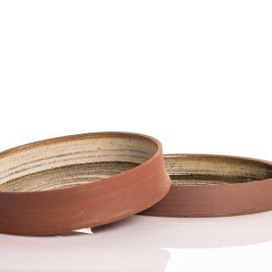 תבנית קרמיקה בעבודת יד עם גלזורה פנימית בגוון חול בהיר וחוץ טבעי בצבע חום אדמדם. נוצרה בסטודיו "אפרת יוצאת מהכלים" שבמושב אודם שברמת הגולן.