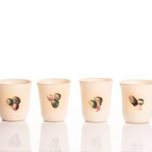 ארבע כוסות קרמיקה בעבודת יד מסדרת "כתם", בעיצוב נקי ובהיר עם כתמים אמנותיים בגווני כחול, ירוק ואדום אדמה. נוצרו בסטודיו "אפרת יוצאת מהכלים" שבמושב אודם, בהשראת טבע, אור וחומר. מתאימות לשתייה חמה או קרה ולחוויית קפה ישראלית בעבודת יד.