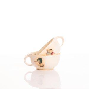 ספל קרמיקה בעבודת יד בגוון שמנת עם ציור "ניצני בוקר" עדין – מראה רענן ושמח.