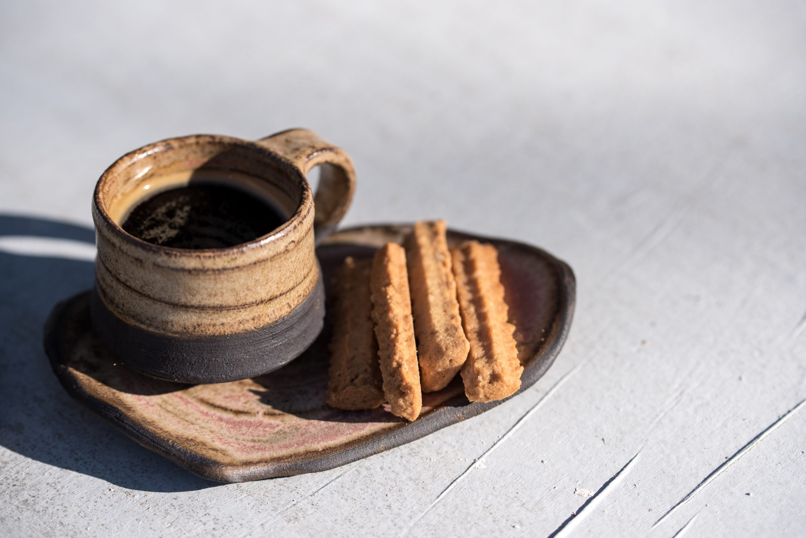 אוסף כלי קרמיקה בעבודת יד בעיצוב אישי – כוסות, קערות ותבניות שנוצרו במיוחד לפי בקשת הלקוחות. עבודת יד טבעית מהסטודיו "אפרת יוצאת מהכלים" שבגולן, עם שילוב של גוונים, צורות וטקסטורות ייחודיות.