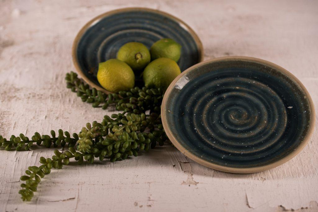 כלי קרמיקה בעבודת יד בעיצוב אישי למסעדות, בתי קפה ועסקים. נוצרו בסטודיו "אפרת יוצאת מהכלים" שבמושב אודם שברמת הגולן, בהתאמה מלאה לקונספט העסק – צבעים, גדלים וסגנון ייחודי שמשלבים אסתטיקה, עמידות ויופי טבעי.