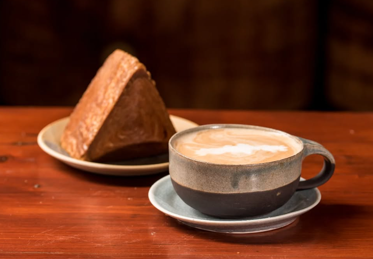 סטודיו אפרת אלפסי - אפרת יוצאת מהכלים