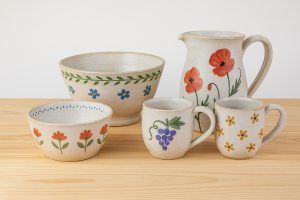 סדנת צביעת כלי קרמיקה בסטודיו של אפרת אלפסי ברמת הגולן – משתתפים צובעים כלי קרמיקה בעבודת יד בצבעים טבעיים ופרחוניים, באווירה רגועה ויצירתית בלב הצפון.